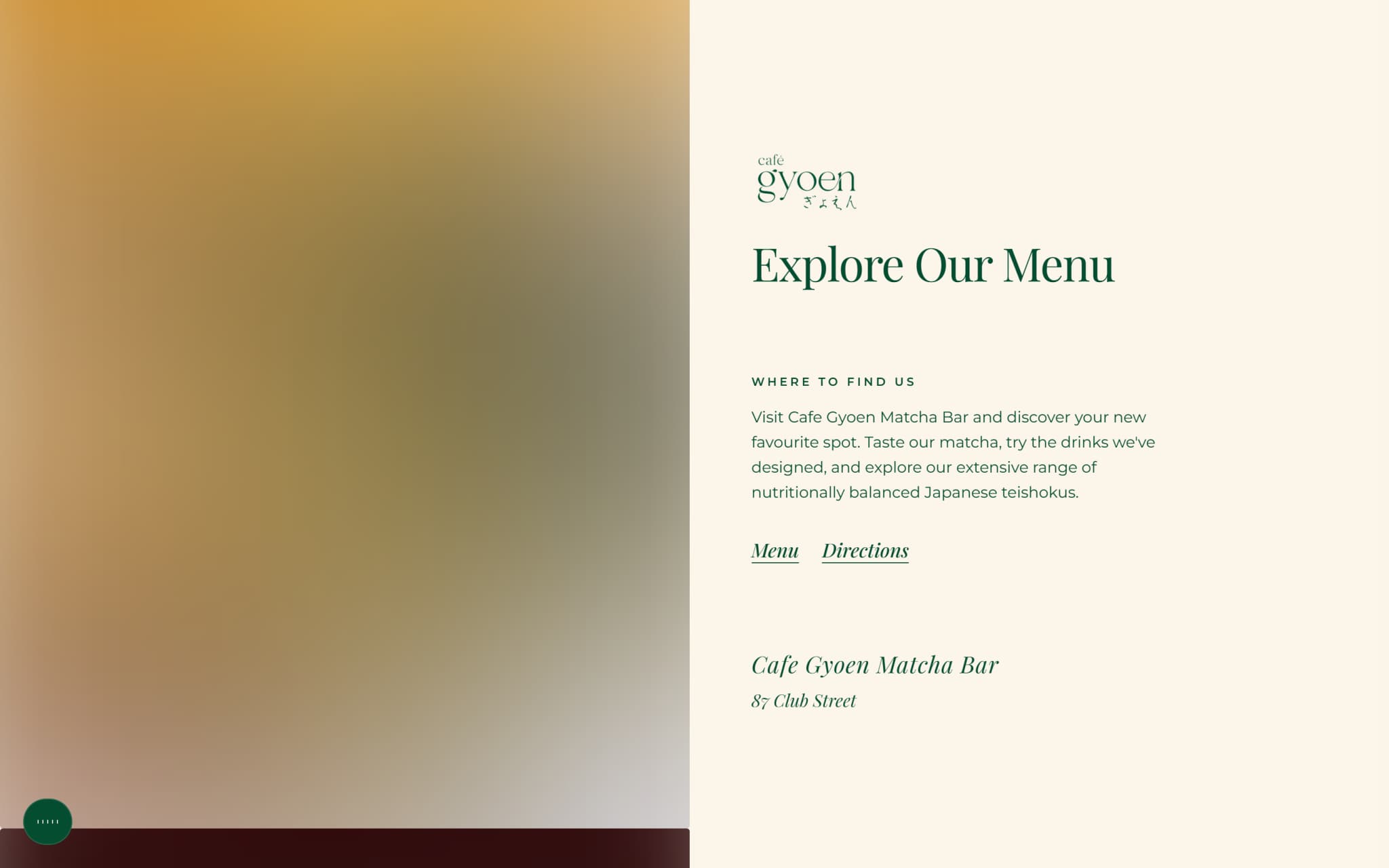 قسم «استكشف قائمتنا» من صفحة Cafe Gyoen الرئيسية، لوحة بتدرّج دافئ إلى جانب شعار العلامة وروابط القائمة والاتجاهات وعنوان شارع كلوب