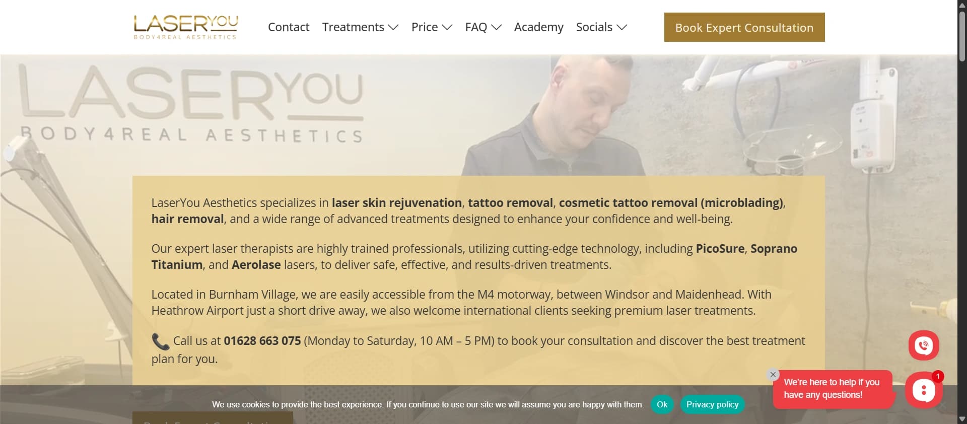 الصفحة الرئيسية السابقة لـLaserYou على WordPress، تصميم كثيف النص مع طبقات ملفات تعريف الارتباط والدردشة